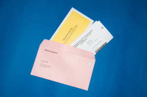 Stecken Sie den ausgefüllten Abstimmungsschein und den gelben Stimmzettelumschlag in den “Abstimmungsbrief”